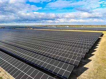 Installation eines fest montierten Systems zur Befestigung von Solarmodulen am Boden
