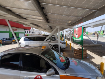 Solar Carport Projekt von 12 Autos in Dubai