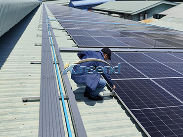 Metalldachmontage und ZAM-Laufsteg